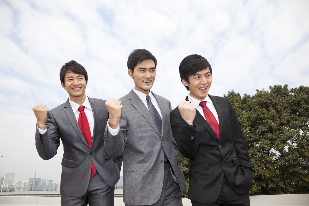 年轻商务男士在办公楼外