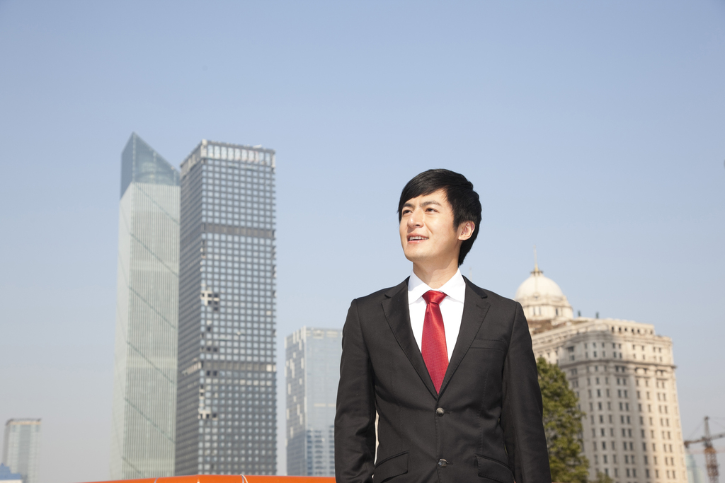 年轻商务男士在办公楼外