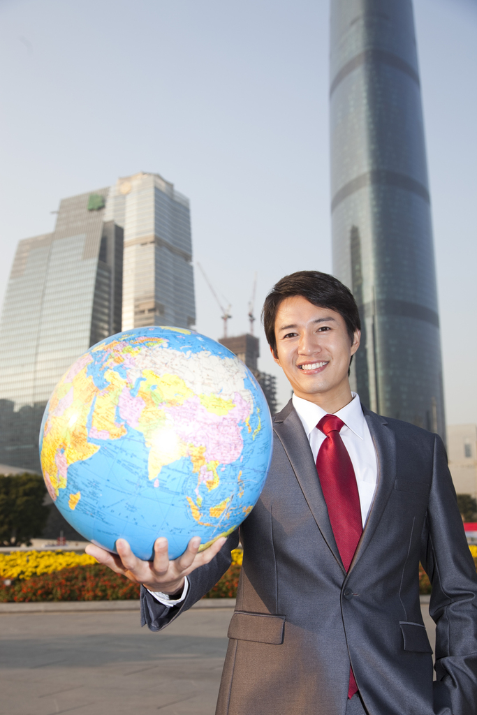 年轻商务男士在办公楼外