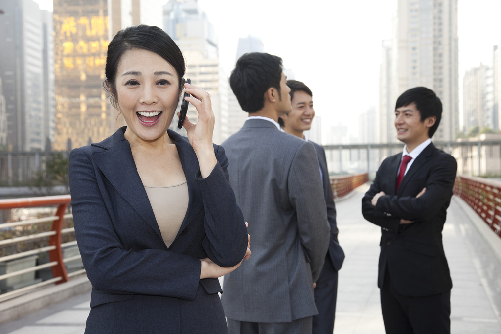 年轻商务男士和商务女士在办公楼外图片