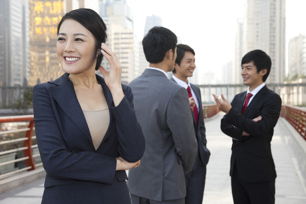 年轻商务男士和商务女士在办公楼外图片