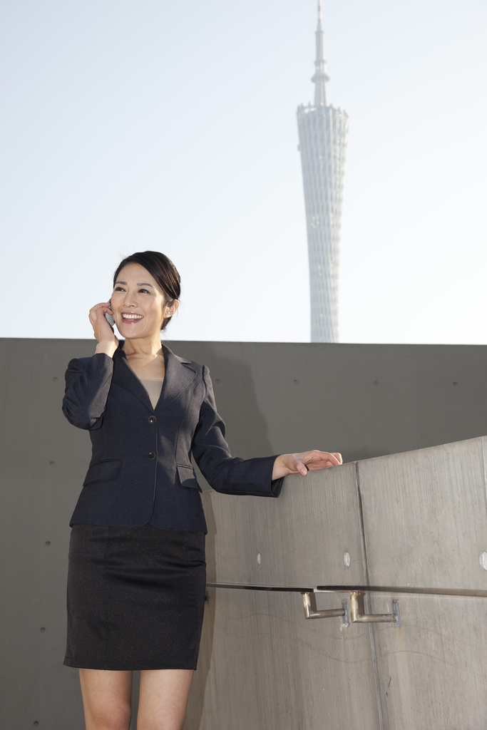 年轻商务女士在办公楼外