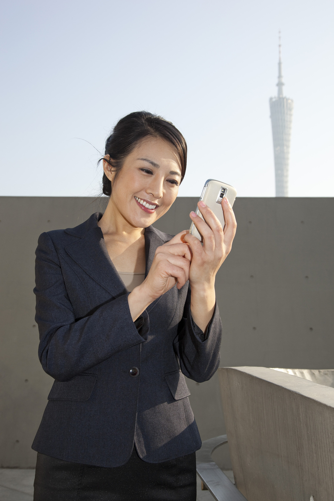 年轻商务女士在办公楼外图片