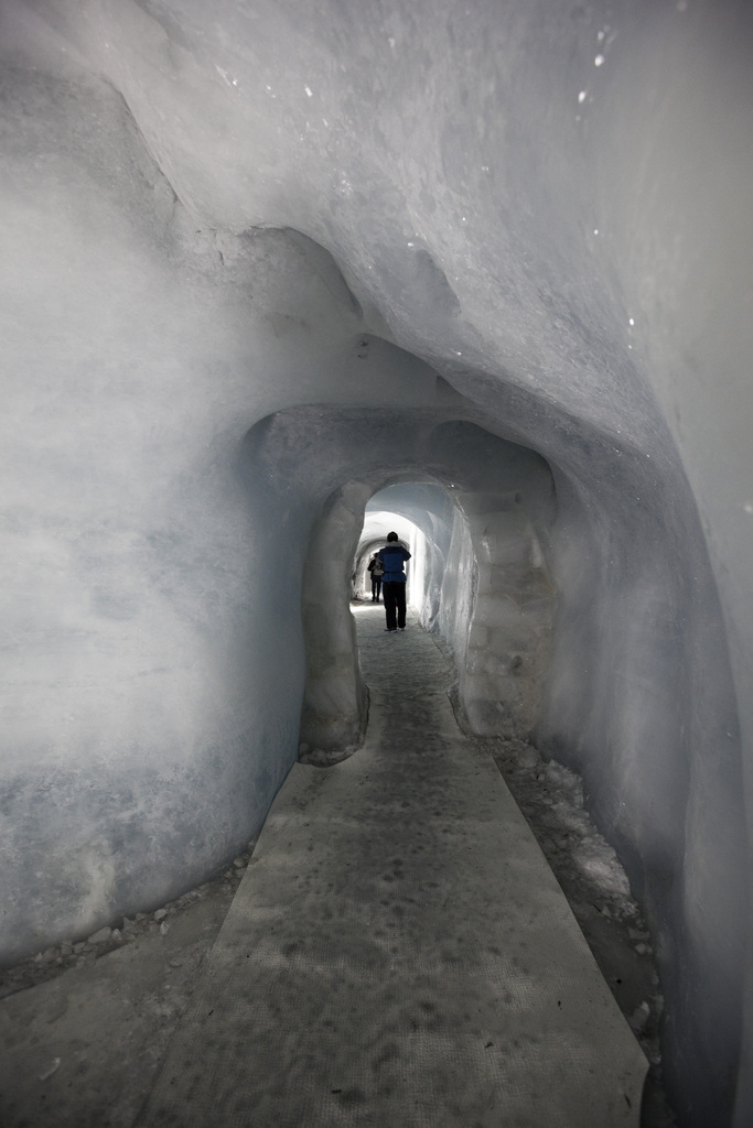 瑞士铁力士峰雪山冰洞图片