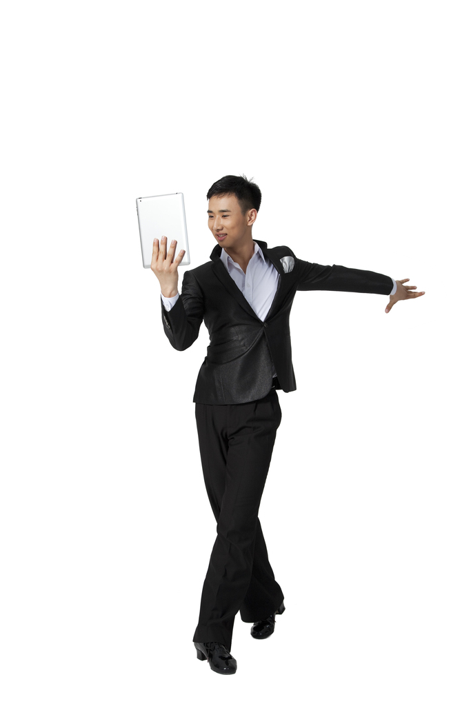 棚拍年轻男人拿着ipad跳舞