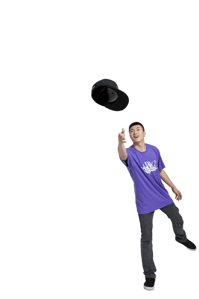 棚拍年轻男人扔帽子
