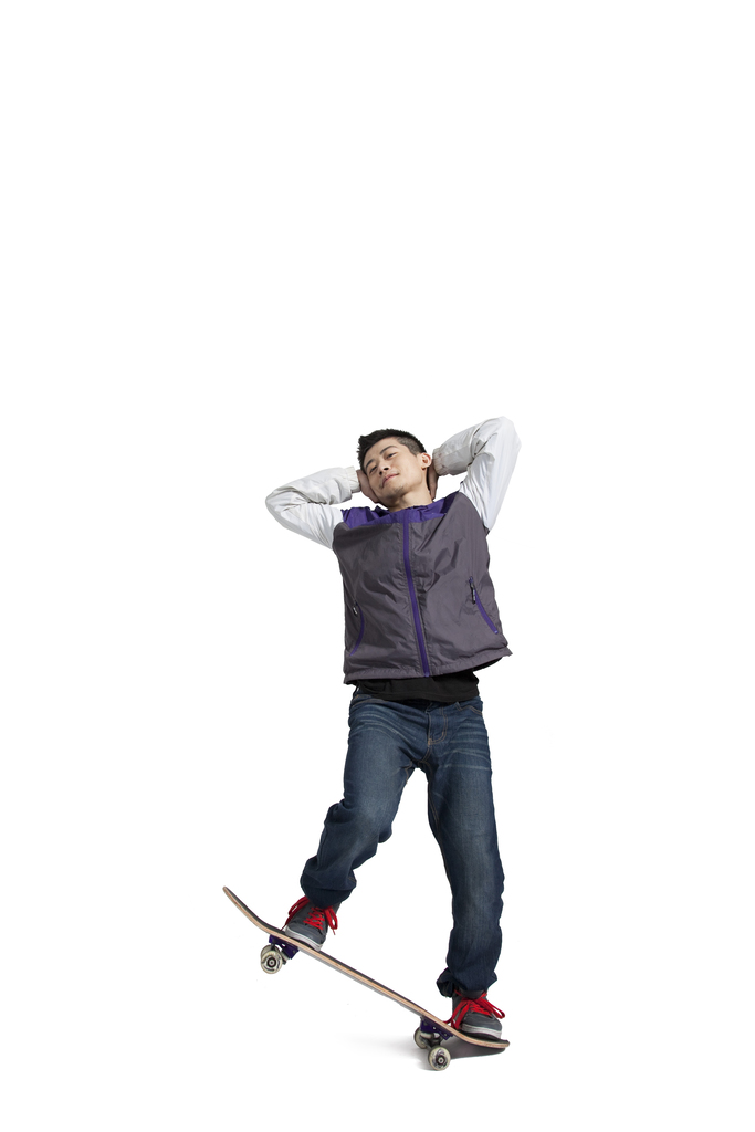 棚拍年轻男人玩滑板图片