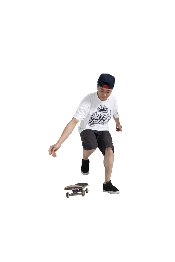 棚拍年轻男人玩滑板图片
