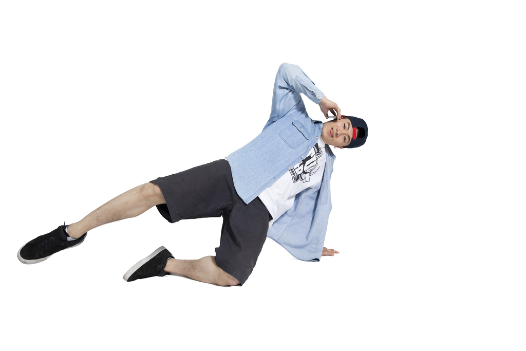 棚拍活力的年轻男人拿着手机