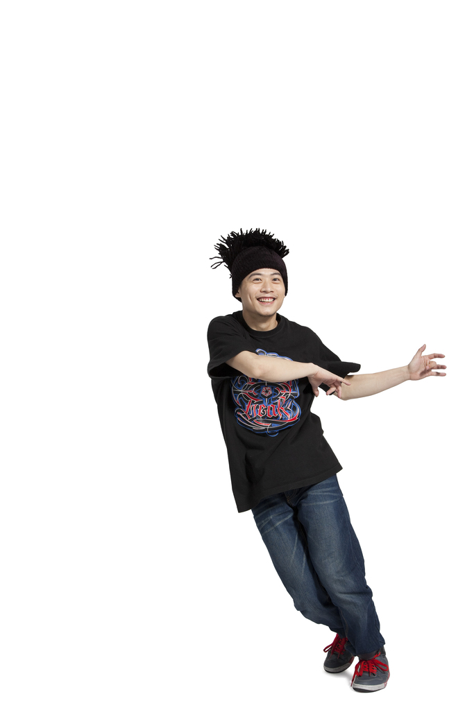 棚拍年轻男人跳街舞图片