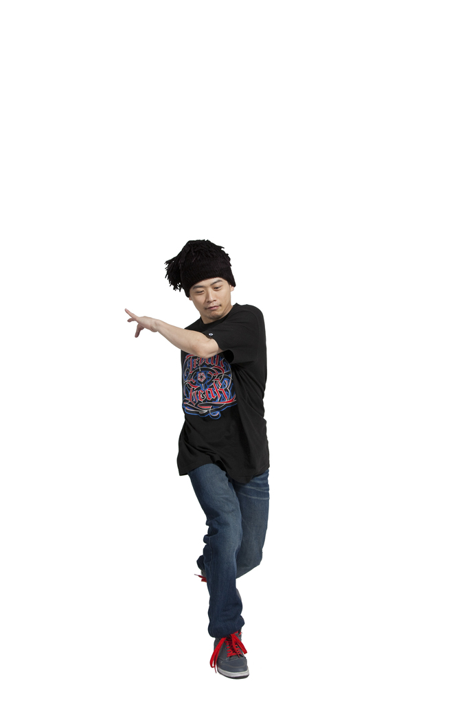 棚拍年轻男人跳街舞图片