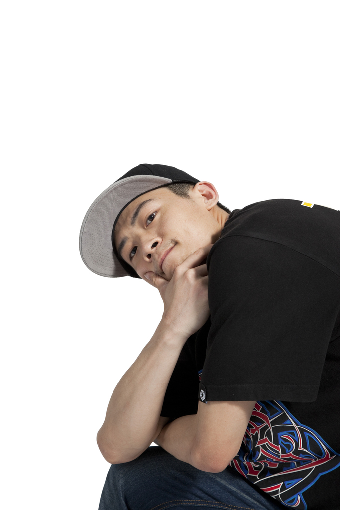 棚拍年轻男人跳街舞
