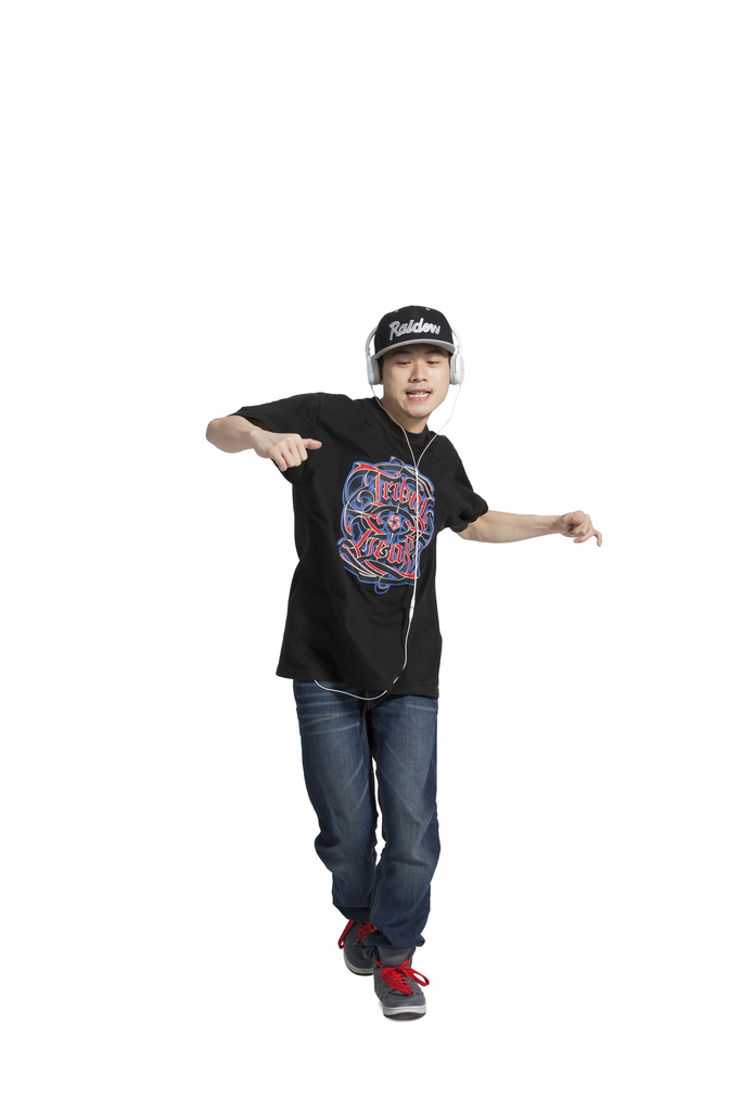 棚拍年轻男人跳街舞