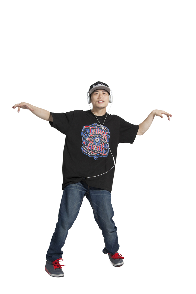 棚拍年轻男人跳街舞图片