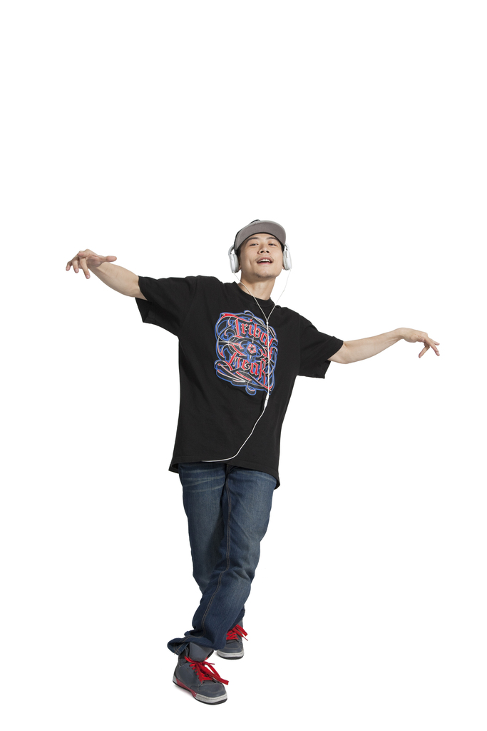 棚拍年轻男人跳街舞图片