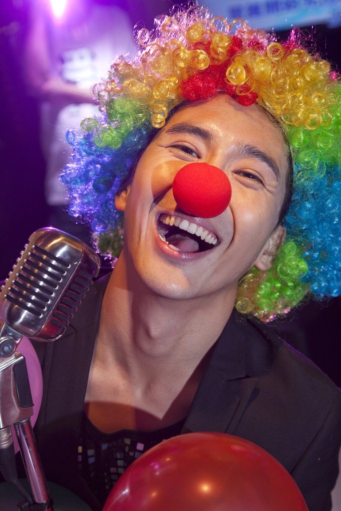 年轻男人在KTV狂欢