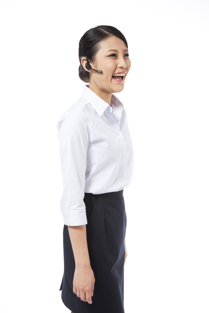 棚拍戴蓝牙耳机的年轻商务女士