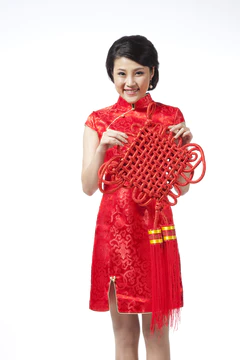棚拍节日身穿红色旗袍的年轻女人拿着中国结图片
