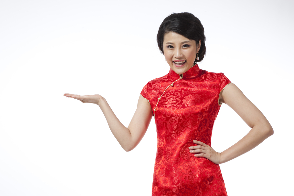 棚拍节日身穿红色旗袍的年轻女人