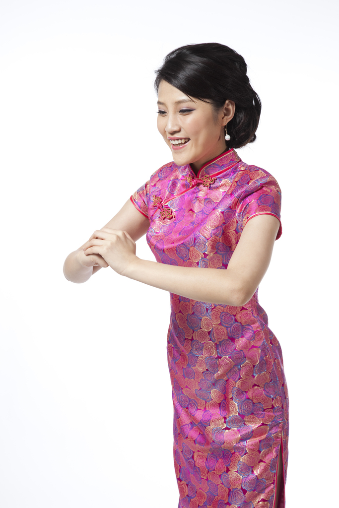 棚拍穿旗袍的年轻女人