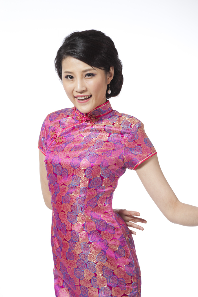 棚拍穿旗袍的年轻女人图片