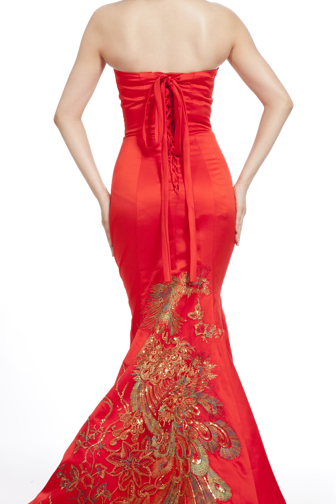 棚拍穿红色礼服的年轻女人