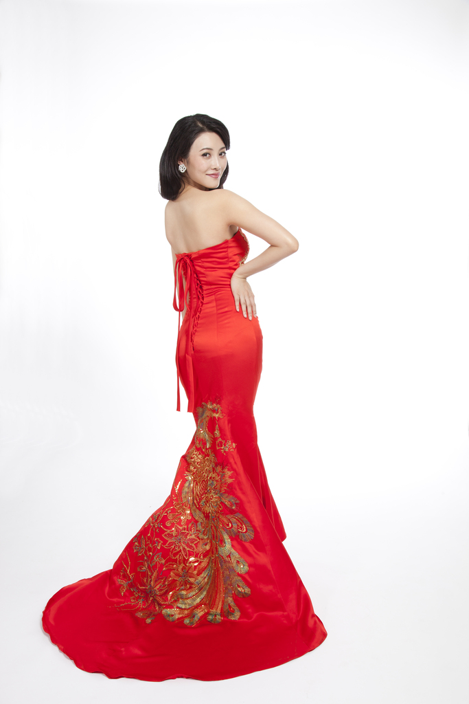 棚拍穿红色礼服的年轻女人图片