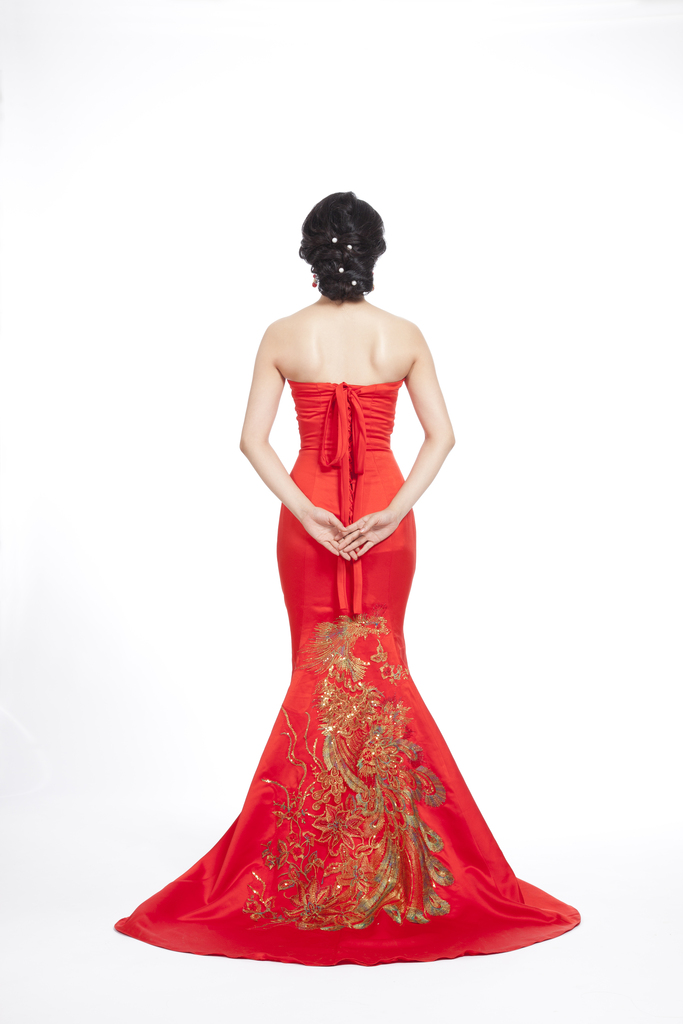 棚拍穿红色礼服的年轻女人