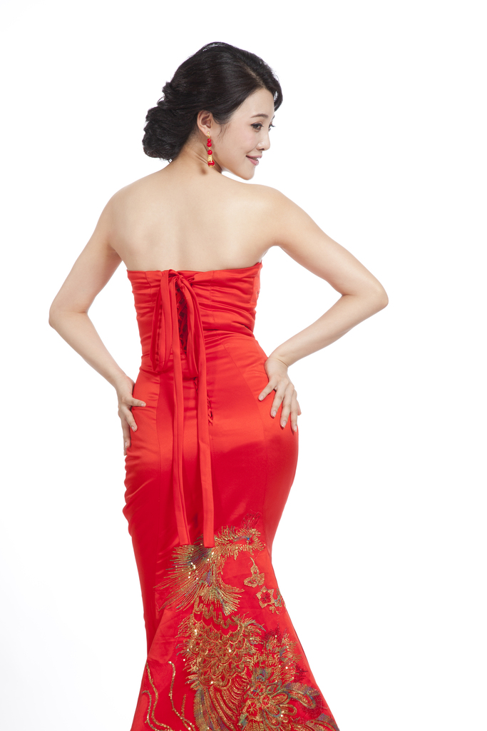 棚拍穿红色礼服的年轻女人图片