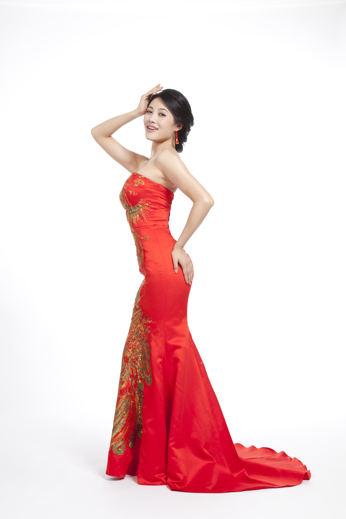 棚拍穿红色礼服的年轻女人