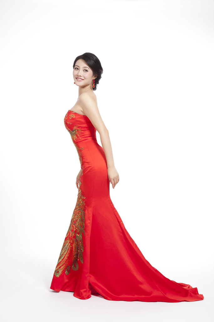 棚拍穿红色礼服的年轻女人