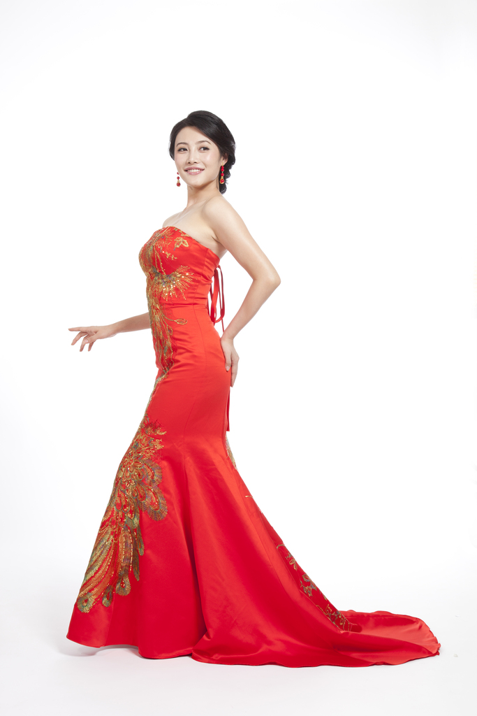 棚拍穿红色礼服的年轻女人