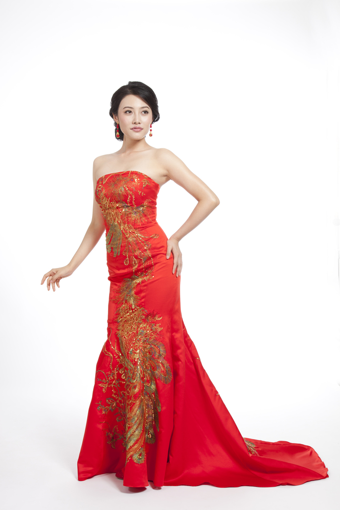 棚拍穿红色礼服的年轻女人
