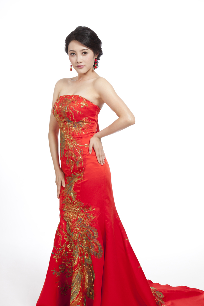 棚拍穿红色礼服的年轻女人图片