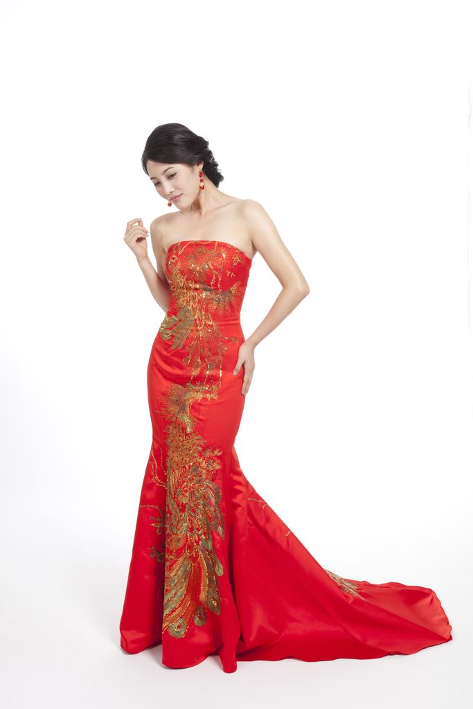 棚拍穿红色礼服的年轻女人