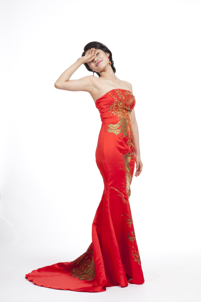 棚拍穿红色礼服的年轻女人