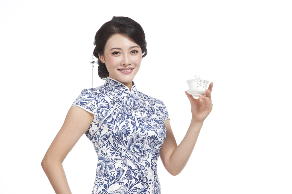 棚拍身穿旗袍的年轻女人端着茶杯