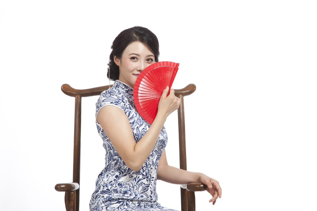 棚拍身穿旗袍的年轻女人坐中式椅