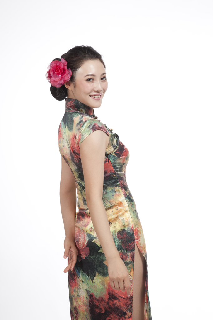 棚拍身穿旗袍的年轻女人