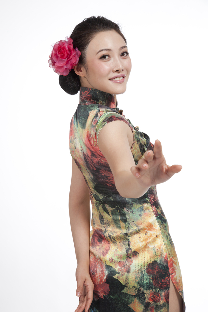 棚拍身穿旗袍的年轻女人