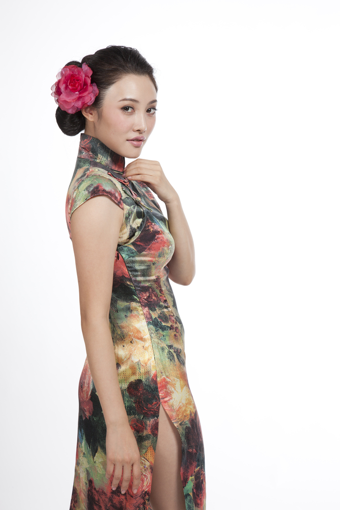 棚拍身穿旗袍的年轻女人图片