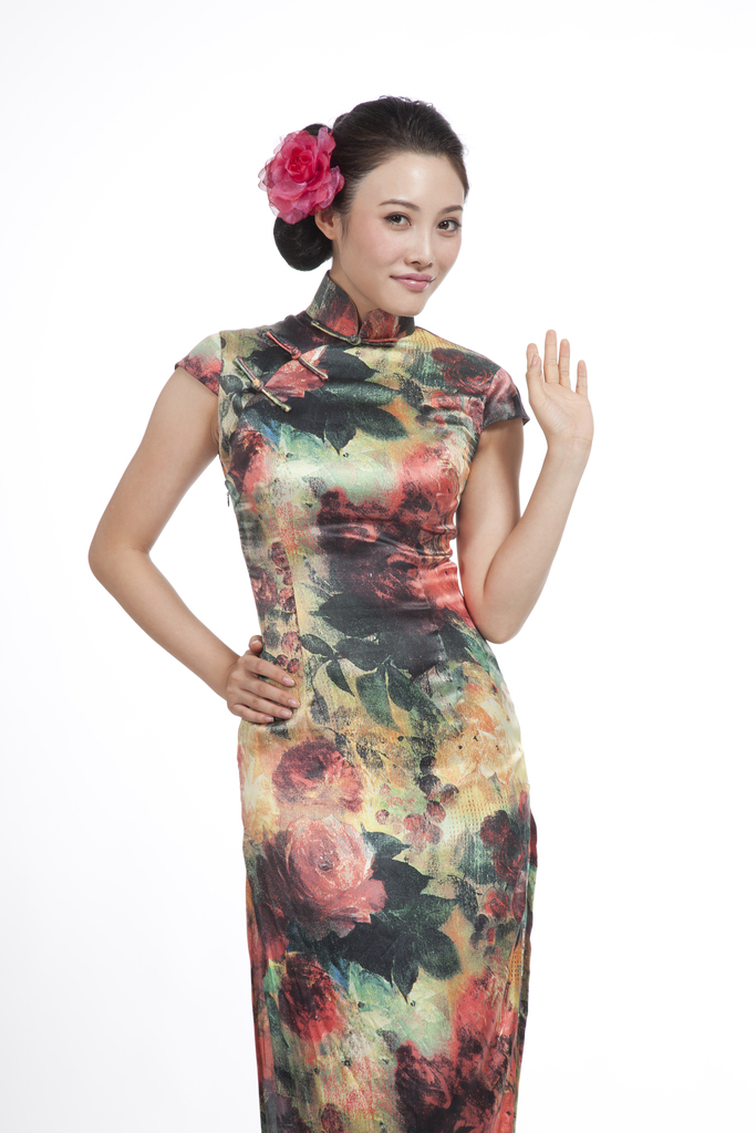棚拍身穿旗袍的年轻女人图片