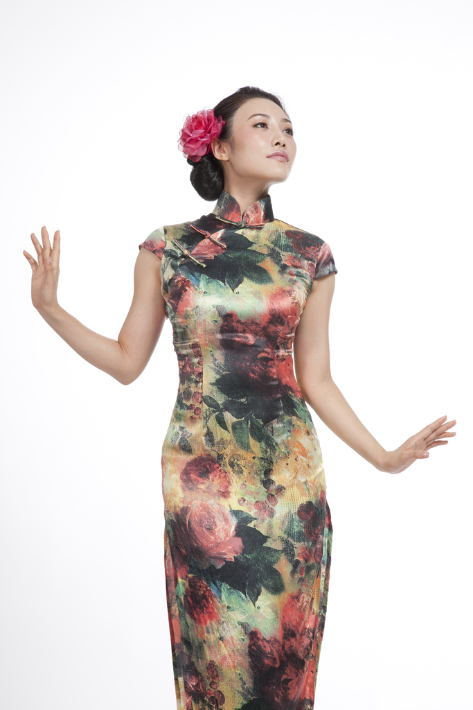 棚拍身穿旗袍的年轻女人图片