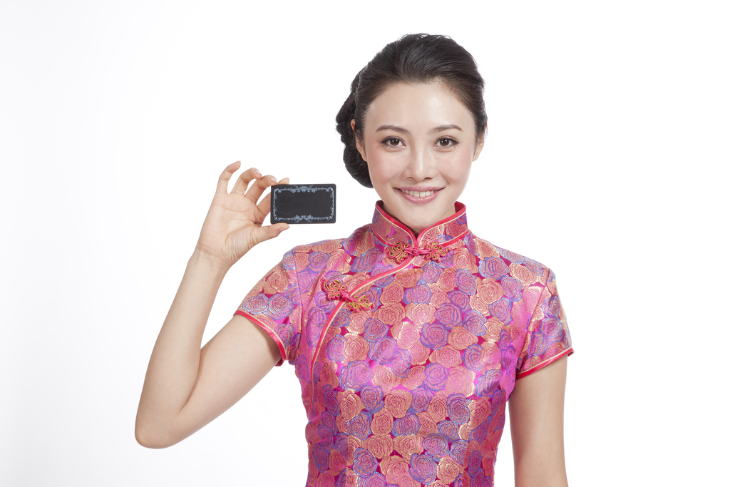 棚拍身穿旗袍的年轻女人展示卡