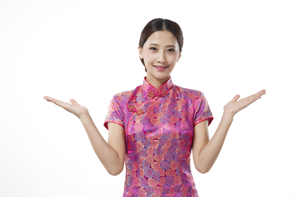 棚拍身穿旗袍的年轻女人做手势