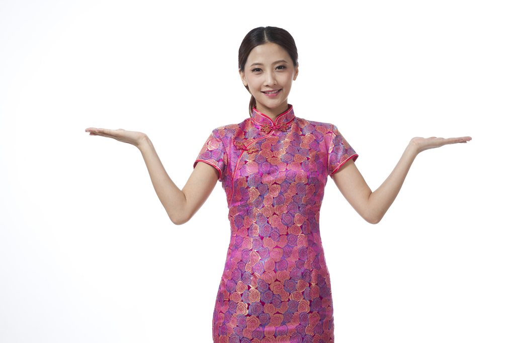 棚拍身穿旗袍的年轻女人做手势