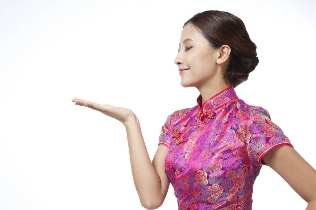 棚拍身穿旗袍的年轻女人做手势