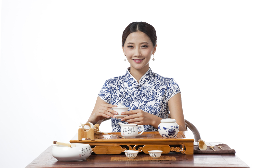 棚拍身穿旗袍的年轻女人喝茶图片
