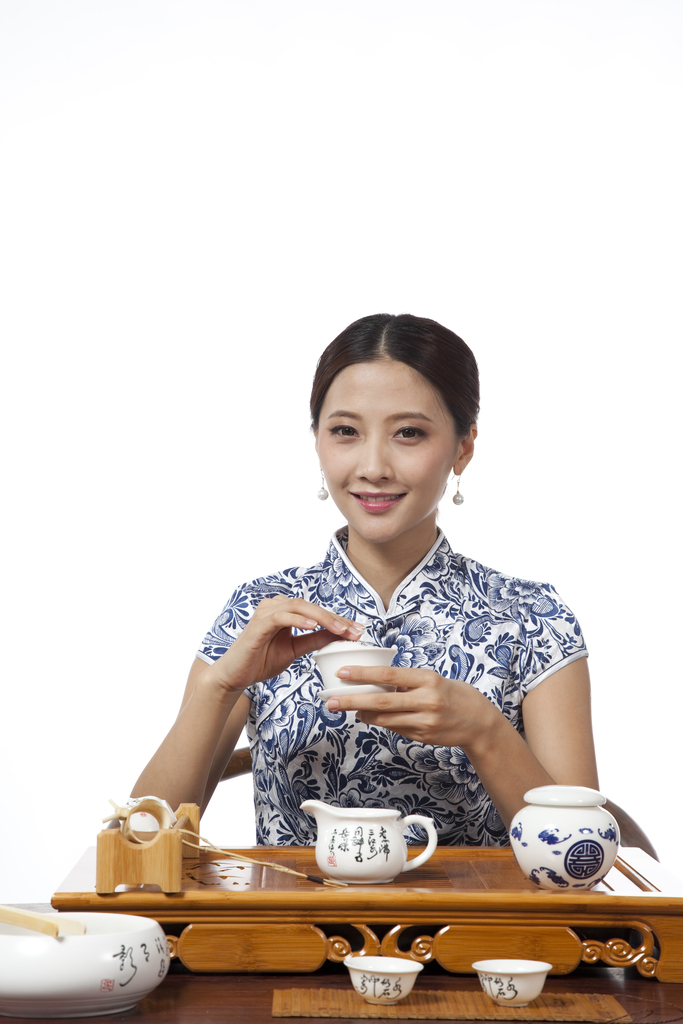 棚拍身穿旗袍的年轻女人喝茶图片