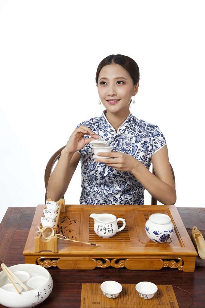 棚拍身穿旗袍的年轻女人喝茶图片